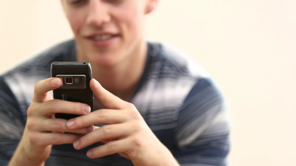 Blonde Schlampe nimmt es mit zwei gut bestückten Hengsten bei einem dampfenden Schlafzimmer-Fickfest auf: Ansehen auf EroticOnly.DE